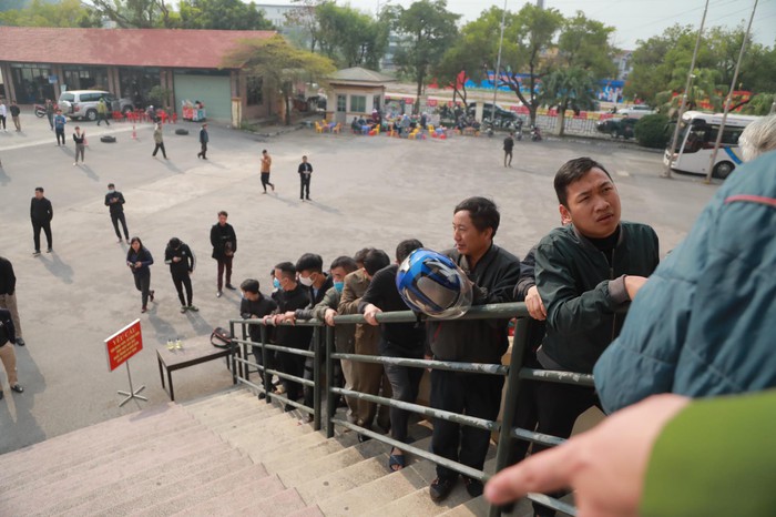 Người hâm mộ xếp hàng dài tại SVĐ Việt Trì (Phú Thọ) mua vé xem tuyển Việt Nam đấu U22 Việt Nam  - Ảnh 3.