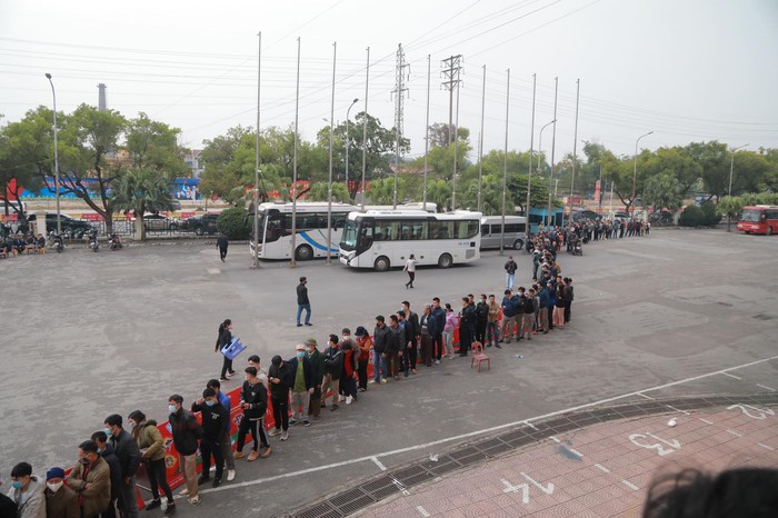 Người hâm mộ xếp hàng dài tại SVĐ Việt Trì (Phú Thọ) mua vé xem tuyển Việt Nam đấu U22 Việt Nam  - Ảnh 1.
