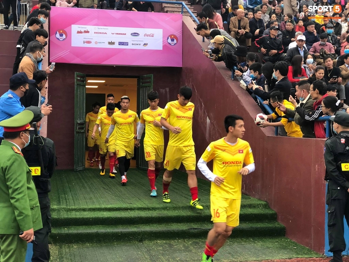 CĐV mang cờ đỏ sao vàng phủ kín khán đài cổ vũ tuyển Việt Nam và U22 Việt Nam đọ sức trong trận đấu cuối cùng của năm 2020 - Ảnh 5.