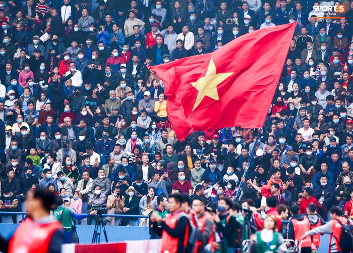 CĐV mang cờ đỏ sao vàng phủ kín khán đài cổ vũ tuyển Việt Nam và U22 Việt Nam đọ sức trong trận đấu cuối cùng của năm 2020 - Ảnh 1.