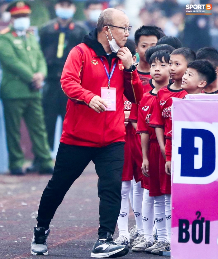 HLV Park Hang-seo cười hiền, bắt tay vui đùa cùng fan nhí trên sân Việt Trì - Ảnh 4.