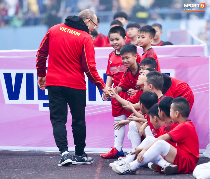 HLV Park Hang-seo cười hiền, bắt tay vui đùa cùng fan nhí trên sân Việt Trì - Ảnh 1.