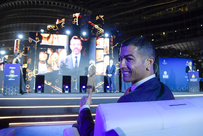 Ronaldo trao nụ hôn ngọt ngào cho bạn gái ở lễ trao giải Globe Soccer Awards - Ảnh 7.