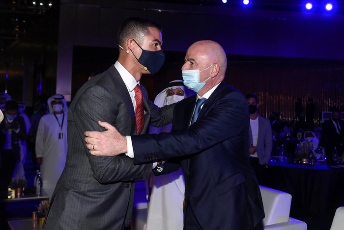Ronaldo trao nụ hôn ngọt ngào cho bạn gái ở lễ trao giải Globe Soccer Awards - Ảnh 4.