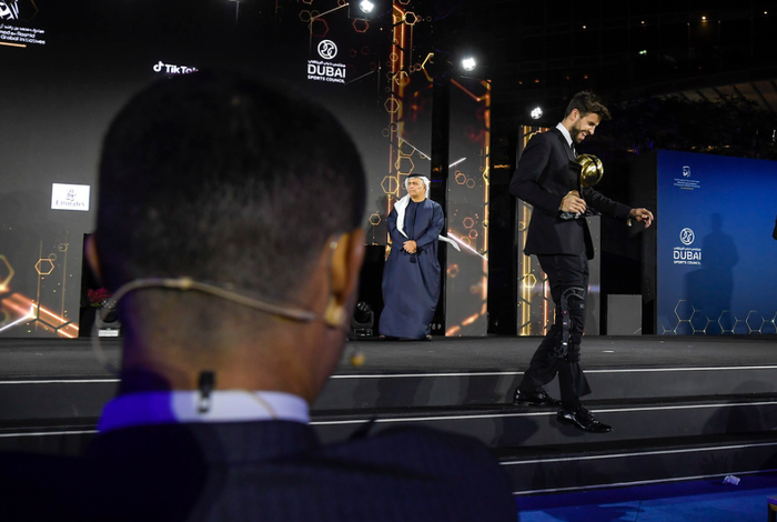 Ronaldo trao nụ hôn ngọt ngào cho bạn gái ở lễ trao giải Globe Soccer Awards - Ảnh 5.