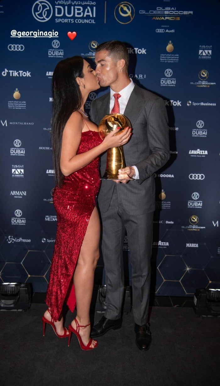 Ronaldo trao nụ hôn ngọt ngào cho bạn gái ở lễ trao giải Globe Soccer Awards - Ảnh 2.