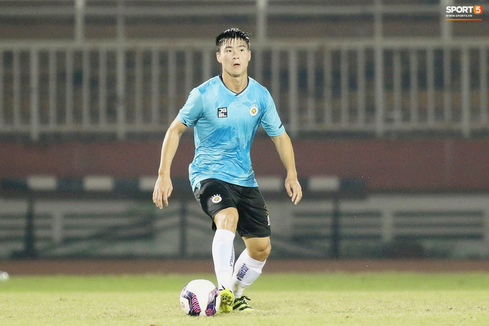 Duy Mạnh liên tục mắc lỗi, Hà Nội FC nhận trận thua đậm trước Sài Gòn FC  - Ảnh 1.