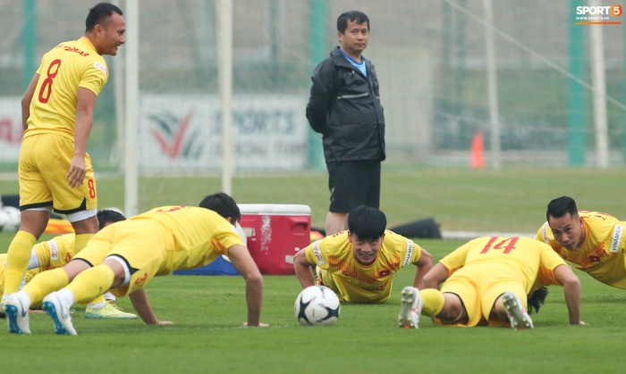 Quang Hải ăn mừng như ghi bàn khi khởi động cùng tuyển Việt Nam - Ảnh 3.
