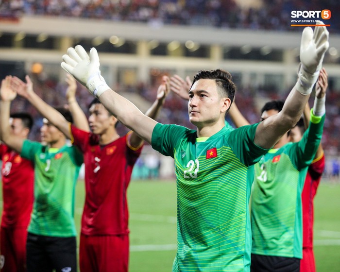 Văn Lâm khiến HLV Park Hang-seo &quot;đau đầu&quot; trước vòng loại World Cup 2022 - Ảnh 1.