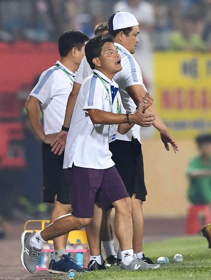 CĐV Nam Định chửi bới, ném vật thể lạ xuống sân khiến tuyển thủ U23 giật nảy mình  - Ảnh 2.