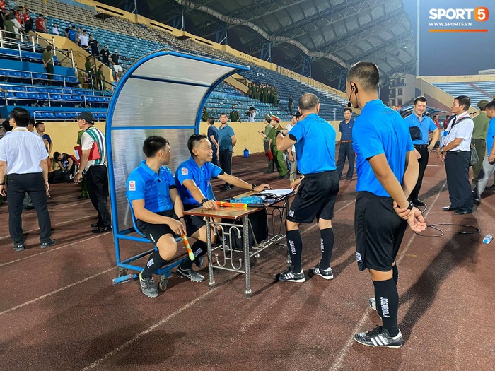 CĐV Nam Định chửi bới, ném vật thể lạ xuống sân khiến tuyển thủ U23 giật nảy mình  - Ảnh 3.