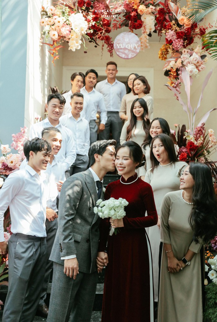 Chọn đúng khoảnh khắc đón năm mới 2021, Công Phượng đăng loạt ảnh cưới đẹp lung linh - Ảnh 4.