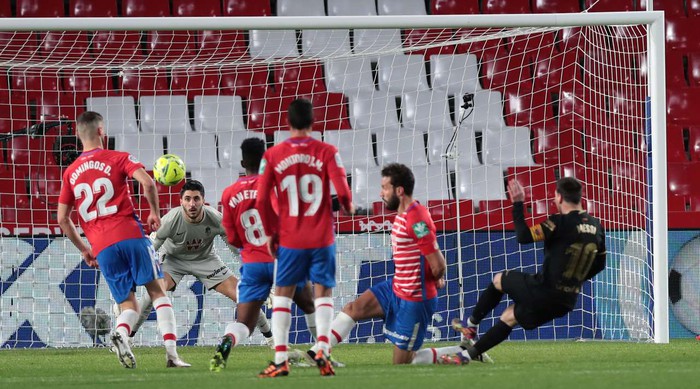 Messi và Griezmann lập cú đúp, Barca bám sát ngôi đầu La Liga - Ảnh 2.