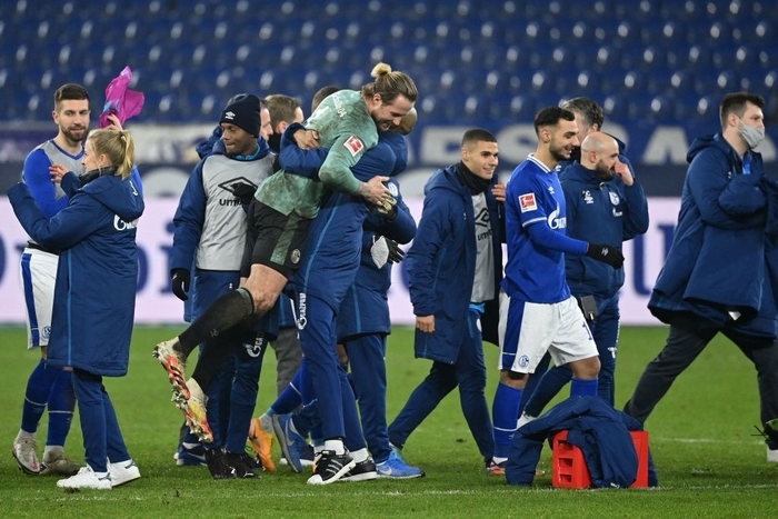Schalke 04 cuối cùng đã biết đến chiến thắng đầu tiên sau gần một năm chờ đợi - Ảnh 1.