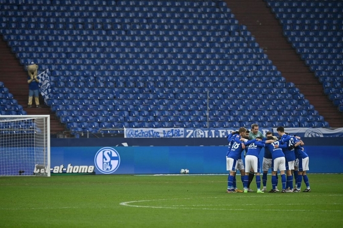 Schalke 04 cuối cùng đã biết đến chiến thắng đầu tiên sau gần một năm chờ đợi - Ảnh 2.