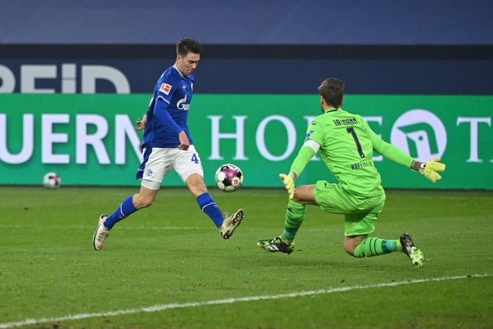 Schalke 04 cuối cùng đã biết đến chiến thắng đầu tiên sau gần một năm chờ đợi - Ảnh 4.