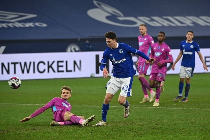 Schalke 04 cuối cùng đã biết đến chiến thắng đầu tiên sau gần một năm chờ đợi - Ảnh 6.