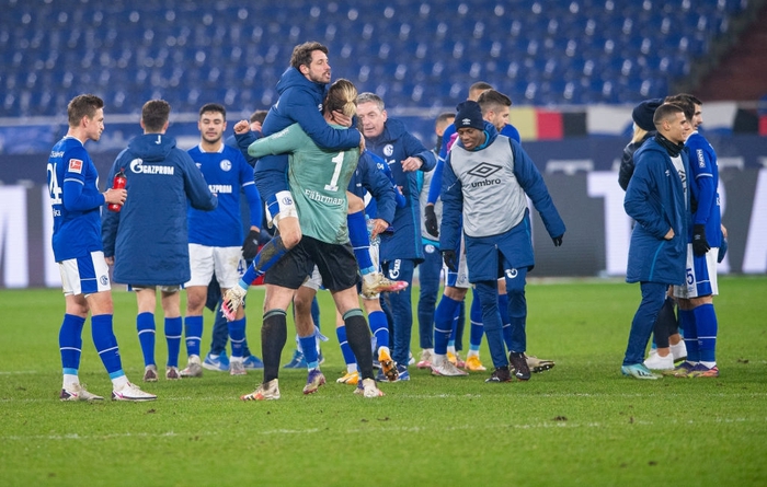 Schalke 04 cuối cùng đã biết đến chiến thắng đầu tiên sau gần một năm chờ đợi - Ảnh 8.