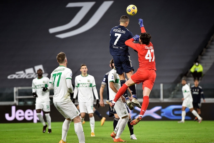 Ronaldo ghi bàn, Juventus thắng nhọc những phút cuối dù được chơi hơn người - Ảnh 2.