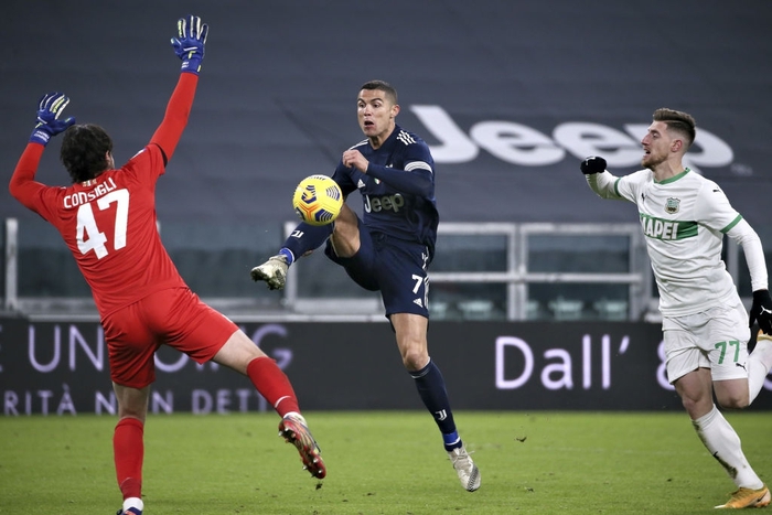 Ronaldo ghi bàn, Juventus thắng nhọc những phút cuối dù được chơi hơn người - Ảnh 7.