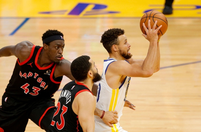 Bỏ qua phong độ &quot;ném gạch&quot;, Stephen Curry cực clutch cuối trận giúp Golden State Warriors sống sót trước màn lội ngược dòng của Toronto Raptors - Ảnh 2.