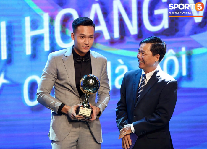 Trực tiếp Gala Quả bóng vàng 2020: Bùi Hoàng Việt Anh giành giải cầu thủ trẻ nam xuất sắc nhất - Ảnh 1.