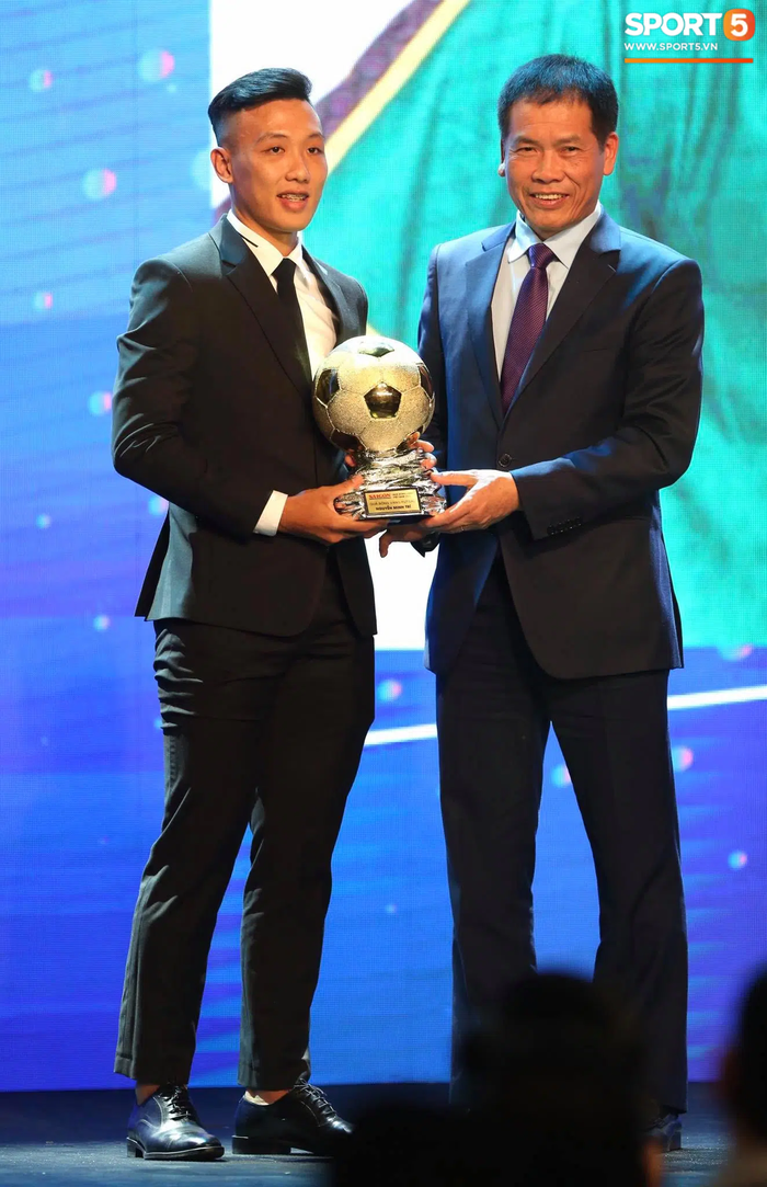 Trực tiếp Gala Quả bóng vàng 2020: Bùi Hoàng Việt Anh giành giải cầu thủ trẻ nam xuất sắc nhất - Ảnh 1.