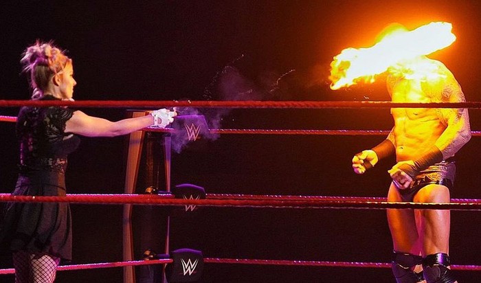 Fan hết hồn khi chứng kiến mỹ nhân Alexa Bliss ném quả cầu lửa trúng mặt của Randy Orton - Ảnh 2.