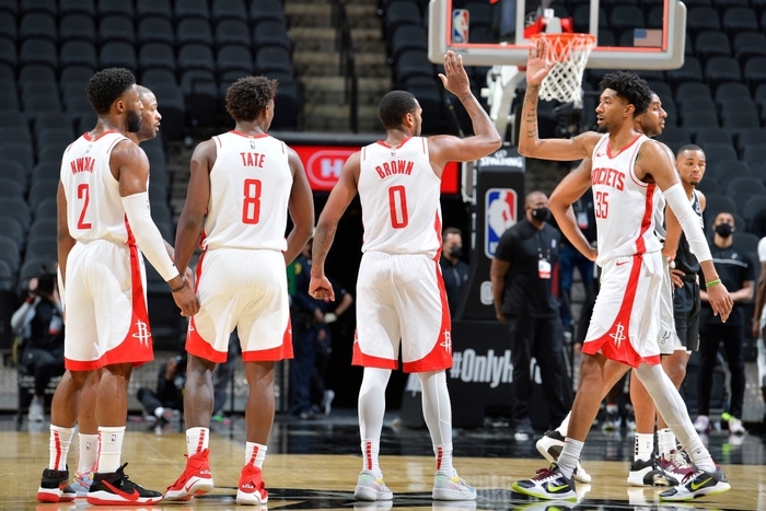 Hậu James Harden, Houston Rockets có được chiến thắng đầu tay trước San Antonio Spurs - Ảnh 1.