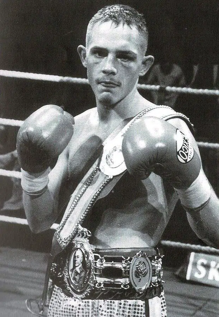Nhà vô địch boxing nước Anh bất ngờ qua đời ở tuổi 40 do suy gan - Ảnh 1.