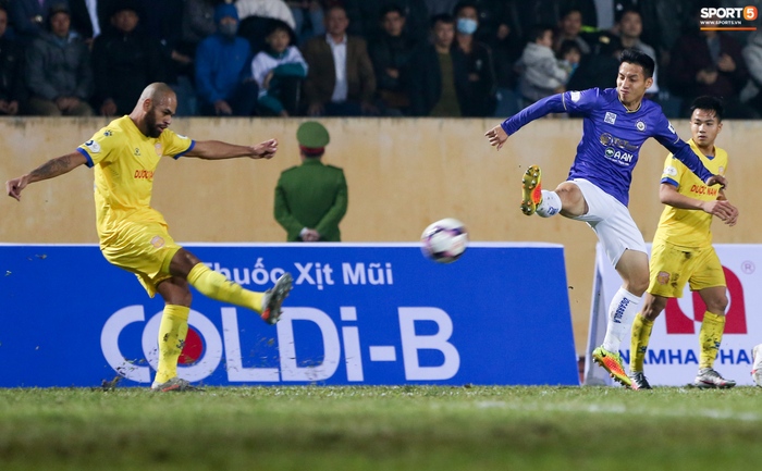 Khoảnh khắc Hùng Dũng bị đạp vào cổ chân nguy hiểm trận Hà Nội FC 0-3 Nam Định - Ảnh 1.