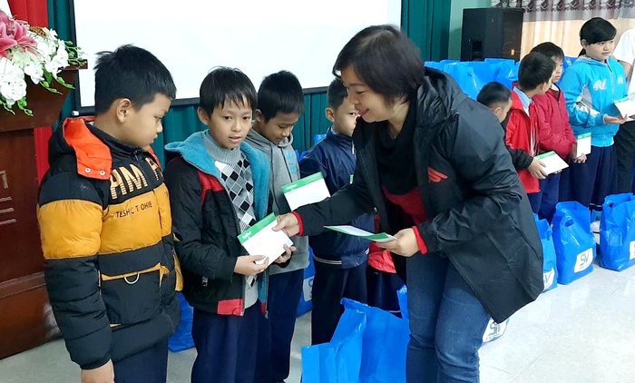 SV-League trao quà cho những học sinh khó khăn tại Huế trong chuyến thiện nguyện hướng về miền Trung - Ảnh 2.
