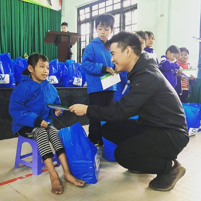 SV-League trao quà cho những học sinh khó khăn tại Huế trong chuyến thiện nguyện hướng về miền Trung - Ảnh 1.