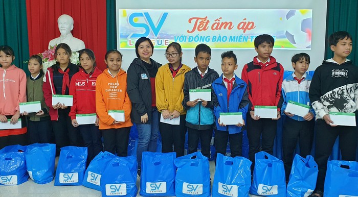SV-League trao quà cho những học sinh khó khăn tại Huế trong chuyến thiện nguyện hướng về miền Trung - Ảnh 3.