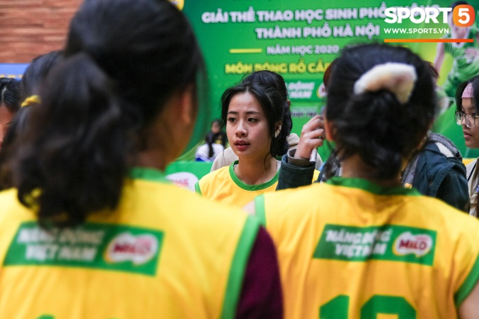 Mê mẩn vẻ đẹp của các nữ cầu thủ tại giải học sinh Hà Nội - Ảnh 13.