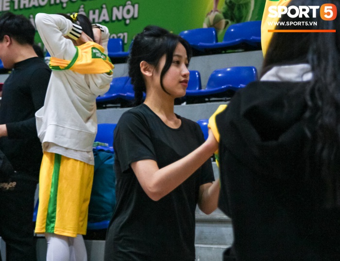 Mê mẩn vẻ đẹp của các nữ cầu thủ tại giải học sinh Hà Nội - Ảnh 14.