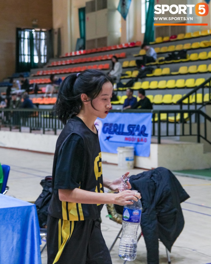 Mê mẩn vẻ đẹp của các nữ cầu thủ tại giải học sinh Hà Nội - Ảnh 7.