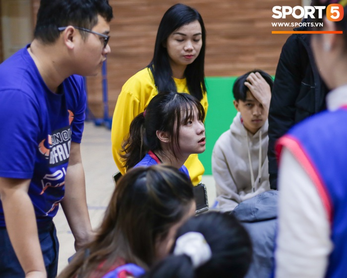 Mê mẩn vẻ đẹp của các nữ cầu thủ tại giải học sinh Hà Nội - Ảnh 3.