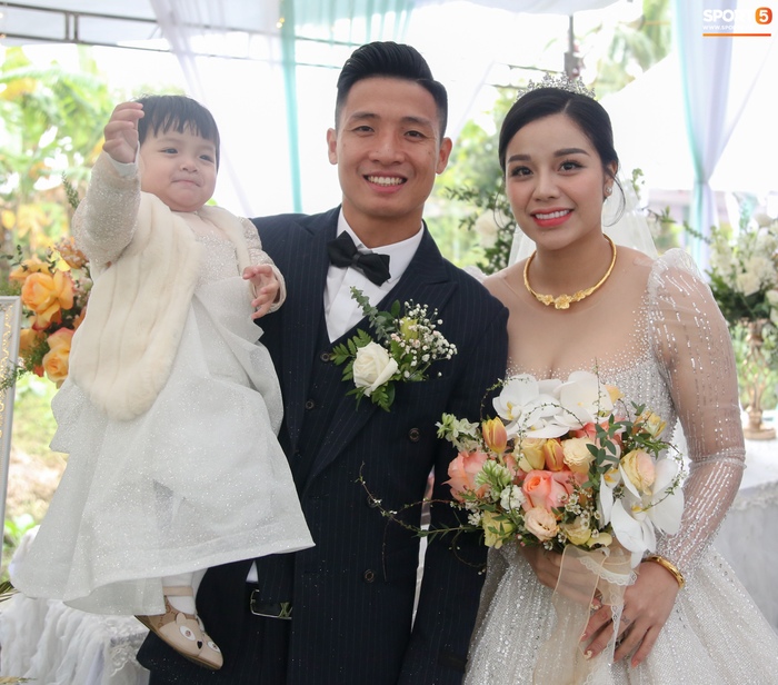 Khánh Linh gặp sự cố với váy cưới, phải nhờ Bùi Tiến Dũng giải nguy - Ảnh 6.