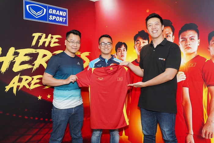 Giám đốc Grand Sport Việt Nam: &quot;Nhiều người nghĩ chúng tôi sẽ giữ áo đấu 2020 cho 2021 để thu bù lợi nhuận&quot; - Ảnh 1.