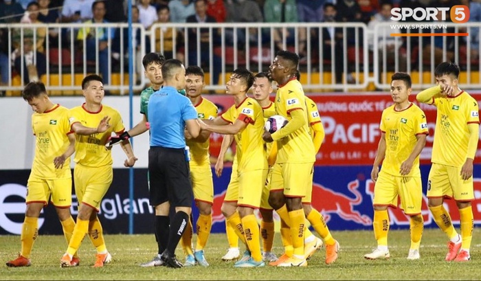 Tuyển thủ U22 Việt Nam nhận thẻ đỏ vì đẩy sau với Văn Toàn, cầu thủ SLNA phản ứng cực gắt - Ảnh 3.