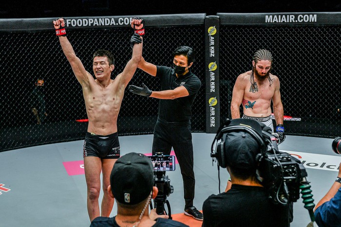 Shinya Aoki đánh bại cựu vương LFA bằng một đòn khóa, tạo nên kỷ lục mới tại ONE Championship - Ảnh 4.