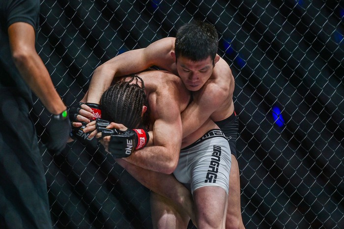 Shinya Aoki đánh bại cựu vương LFA bằng một đòn khóa, tạo nên kỷ lục mới tại ONE Championship - Ảnh 2.