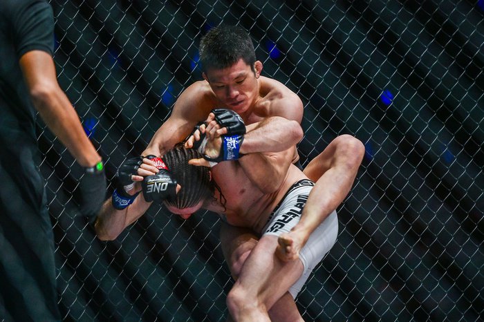 Shinya Aoki đánh bại cựu vương LFA bằng một đòn khóa, tạo nên kỷ lục mới tại ONE Championship - Ảnh 1.