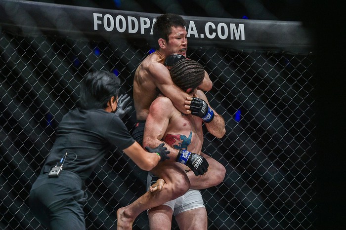 Shinya Aoki đánh bại cựu vương LFA bằng một đòn khóa, tạo nên kỷ lục mới tại ONE Championship - Ảnh 3.