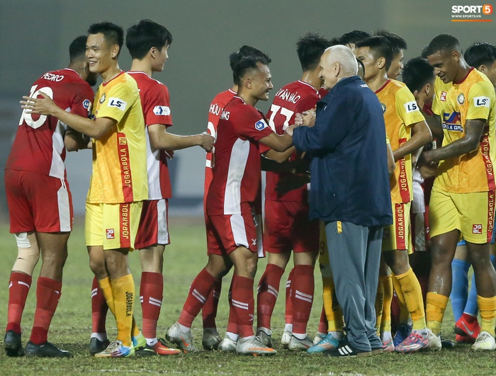 HLV nổi tiếng thế giới hạnh phúc khi gặp lại tuyển thủ Việt Nam là trò cưng một thời - Ảnh 2.