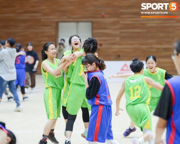 Cảm xúc lẫn lộn ngày hạ màn giải bóng rổ học sinh Hà Nội - Ảnh 8.