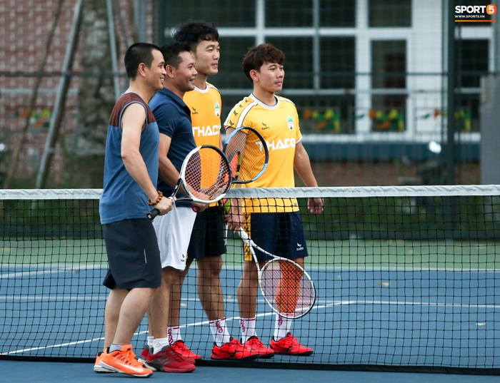 Minh Vương đòi trừ lương Xuân Trường vì chơi tennis làm vỡ bóng đèn  - Ảnh 2.