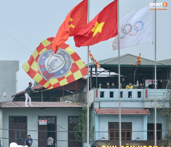 V.League cấm khán giả vì Covid-19, CĐV Thanh Hoá vẫn tụ tập cùng xem trận gặp Nam Định FC - Ảnh 4.