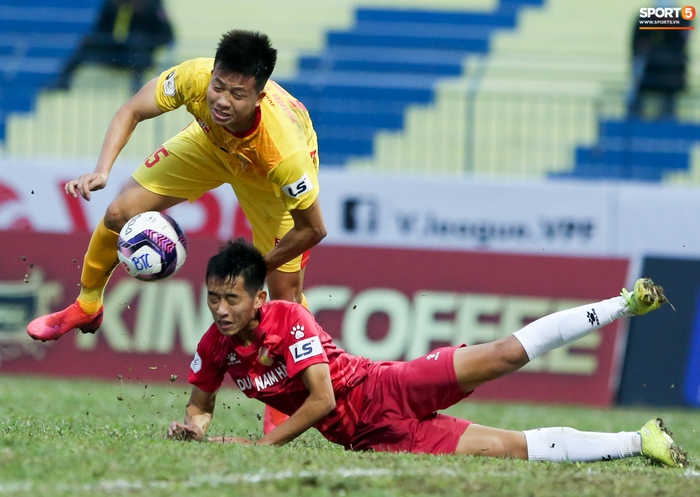 Cựu tuyển thủ U23 Việt Nam ghi bàn như Ronaldo trên mặt sân xấu tại V.League - Ảnh 6.